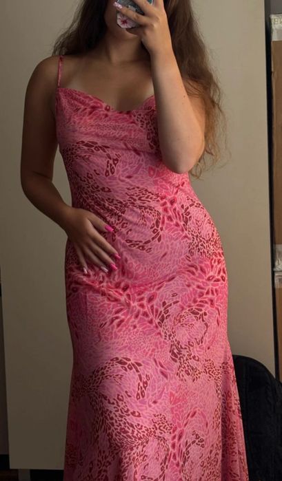 Wzorzysta sukienka różowa maxi