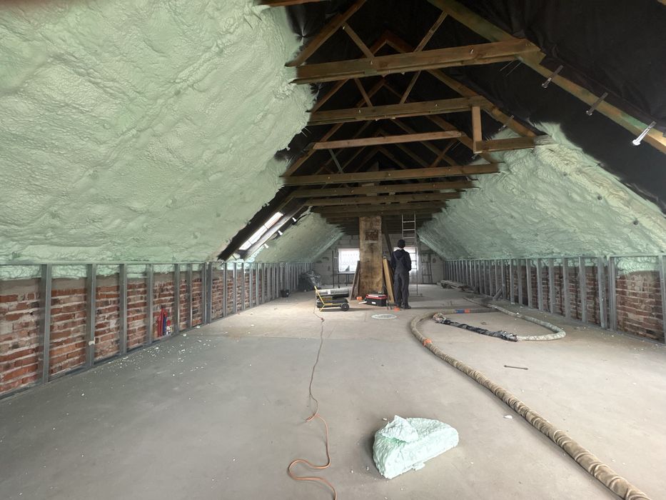 Ocieplenie poddasza,docieplenie,izolacja piana pur,izolacja natryskowa