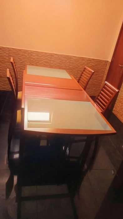 Mesa de Jantar Extensível (Madeira Maciça) + 4 Cadeiras