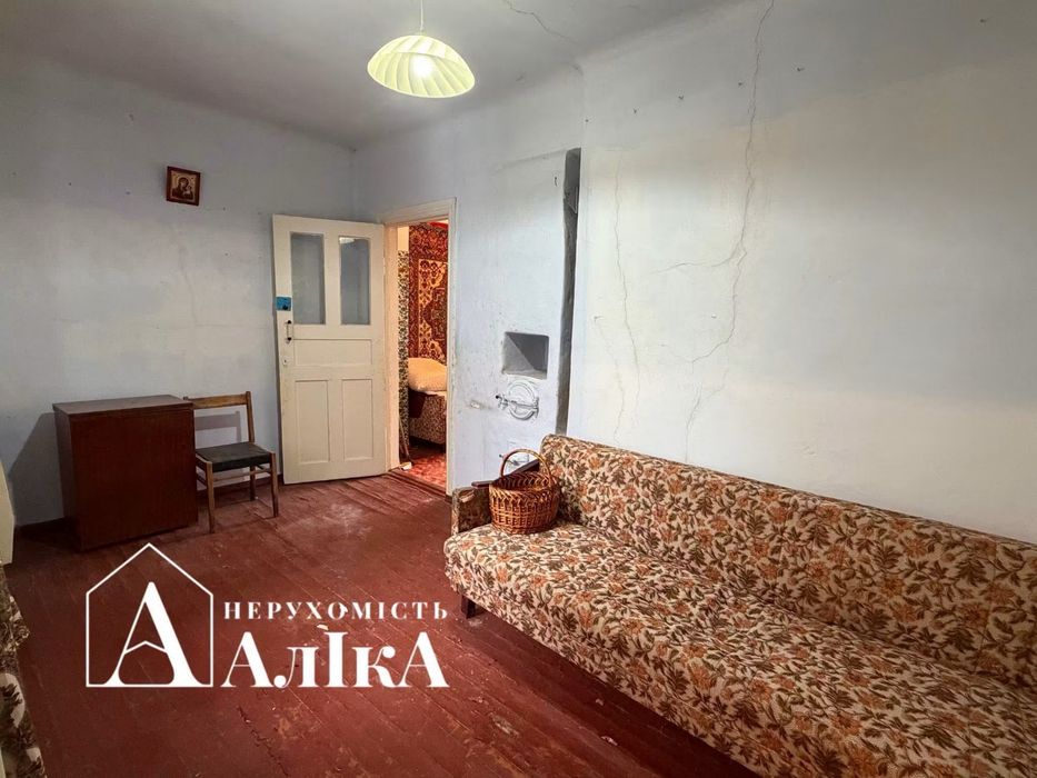 Продам невелику 2-кімнатну квартиру без зручностей