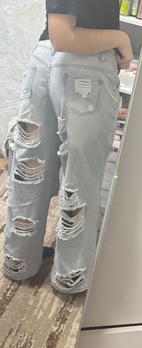 Сірі рвані джинси