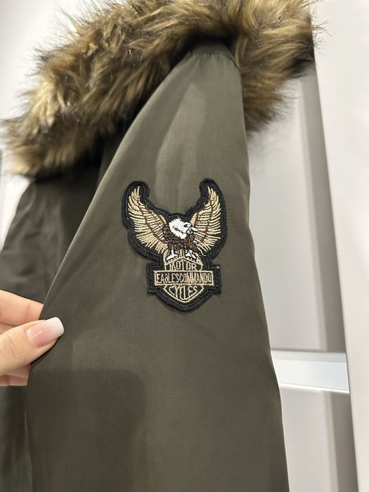 Zielona kurtka z zamkami