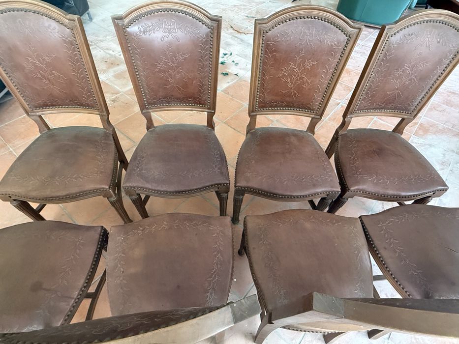Cadeiras de jantar em madeira e couro com relevo