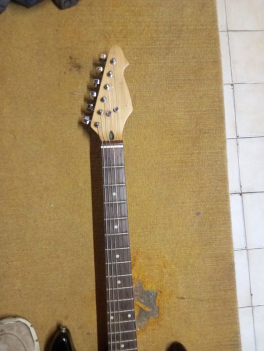 Guitarra ashton antiga