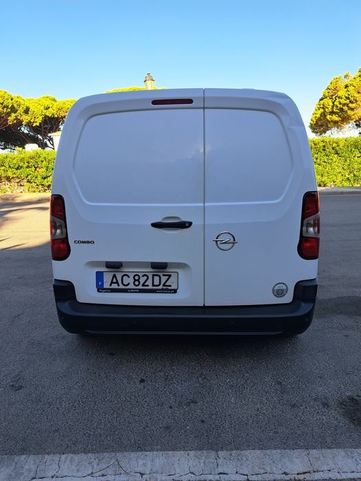 Opel combo de 2020 com 77.000 kms 100cv de 3lugares