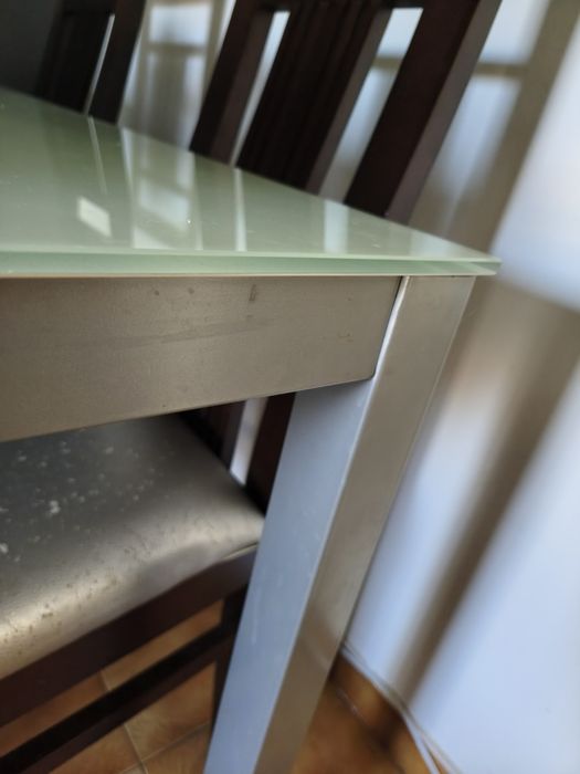 Mesa de jantar tampo de vidro e em metal