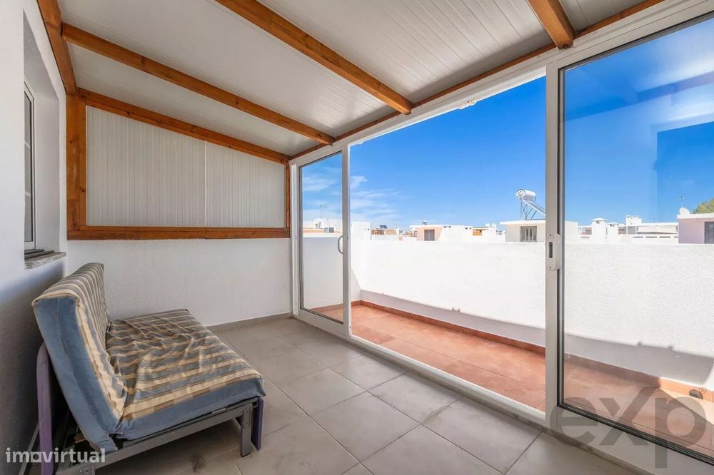 Moradia T2+1 com quintal e terraços com vista mar em Olhão, junto à Ri