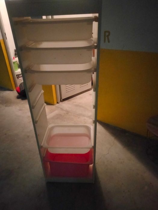 Móvel ikea como novo com 5 caixas plásticas