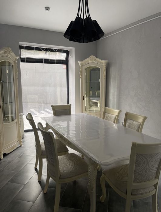 Мебель для гостинной,вітальні ,стіл+ 6 стільців,2 вітрини