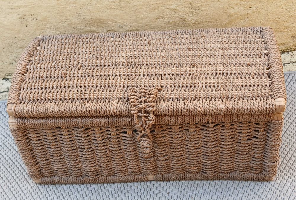Baú de arrumação vintage dos anos 60. Medidas- 78x 38x26. Em corda entrançada.