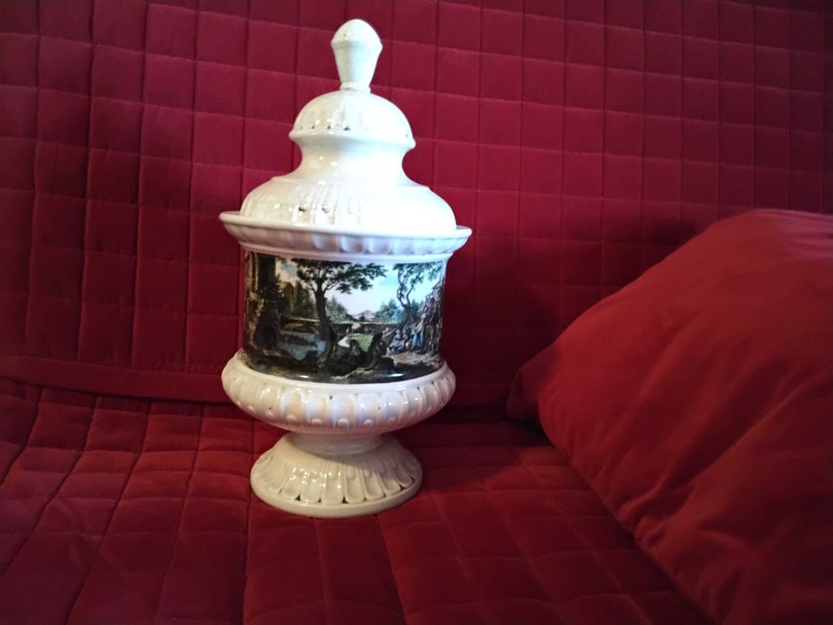 Caneca Bávara,  Pote dourado, Pote em faiança e duas peças  em bronze