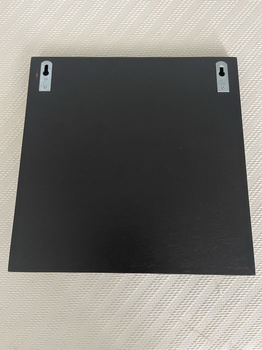 Cabide de madeira, espelho e cabides de pendurar em metal