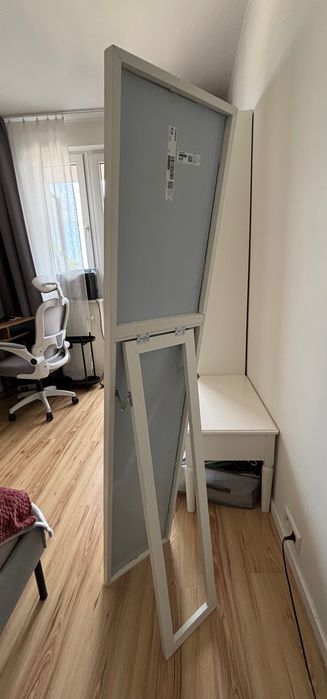 Białe lustro stojące