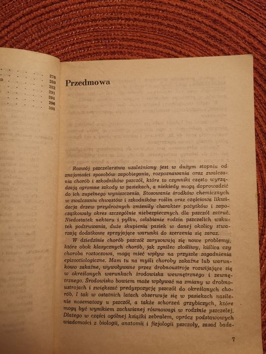 Zarys chorób i szkodników pszczół.