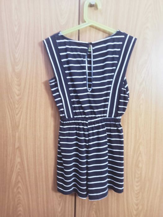 Macacão às riscas azul escuro e branco