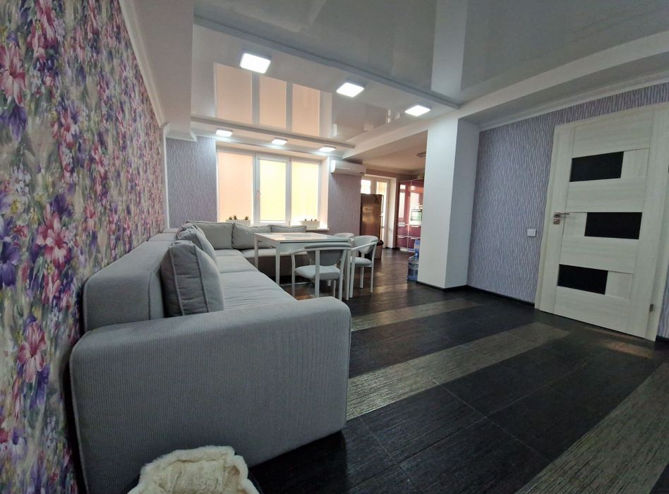 Продам 4кімнатну квартиру. 175кв.м.Центр.Власник