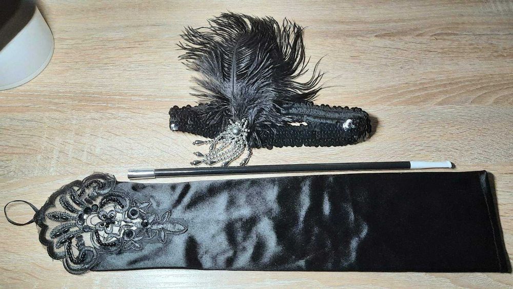 До образу в стилі 1920-х, Великий Гетсбі пов'язка, мундштук, рукавиця