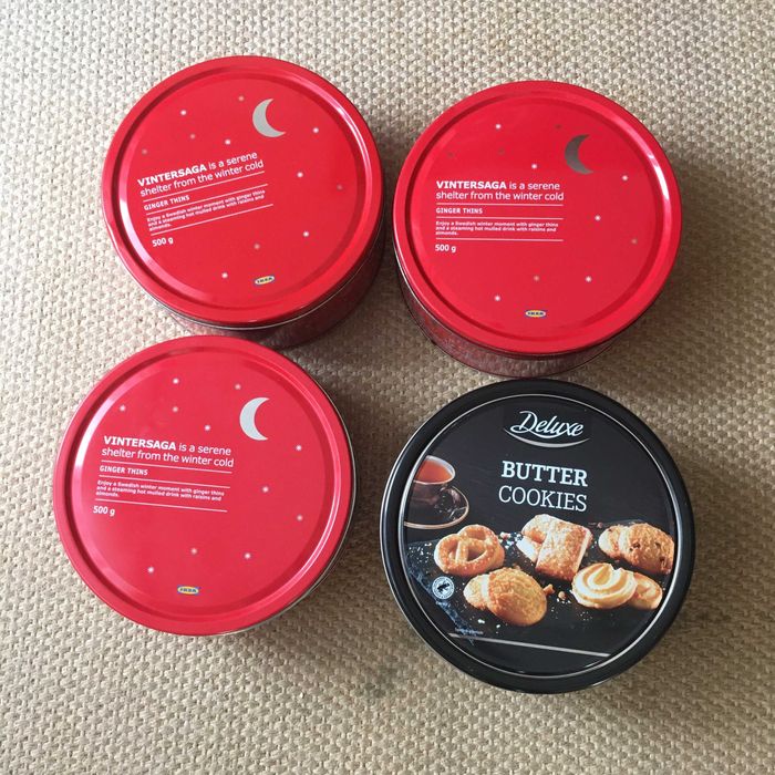 Várias caixas de lata vazias,motivos Natal