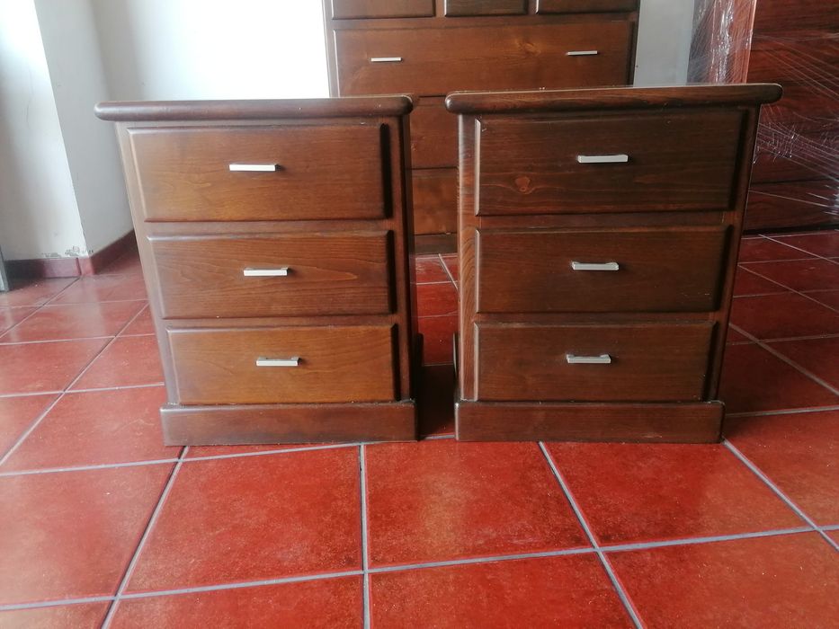 Vendo  Comoda  de quarto e duas mesinhas de cabeceira.