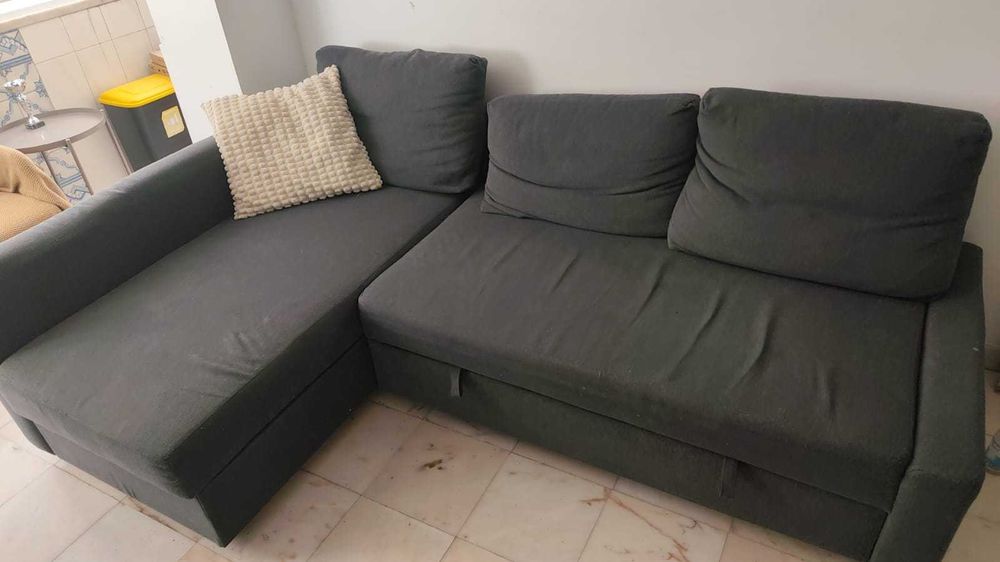 Sofá com chaise long, transformando para sofá cama