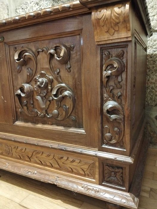 Duas Arcas/Baú em madeira maciça