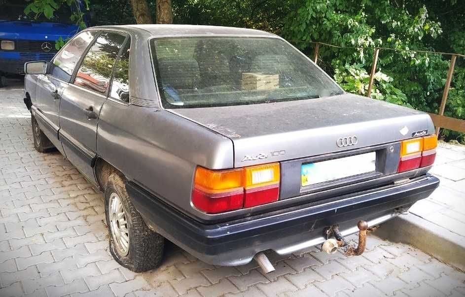 Автомобіль Audi 100.