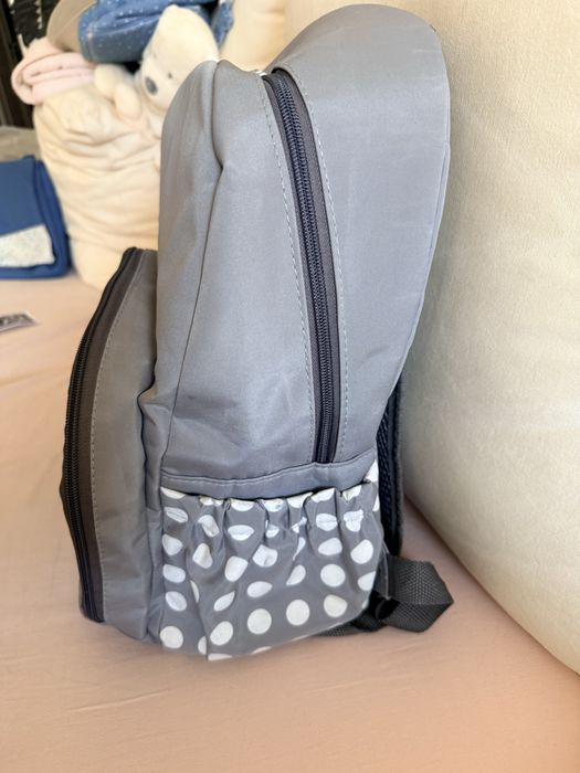 Mochila maternidade cinzenta com bolinhas