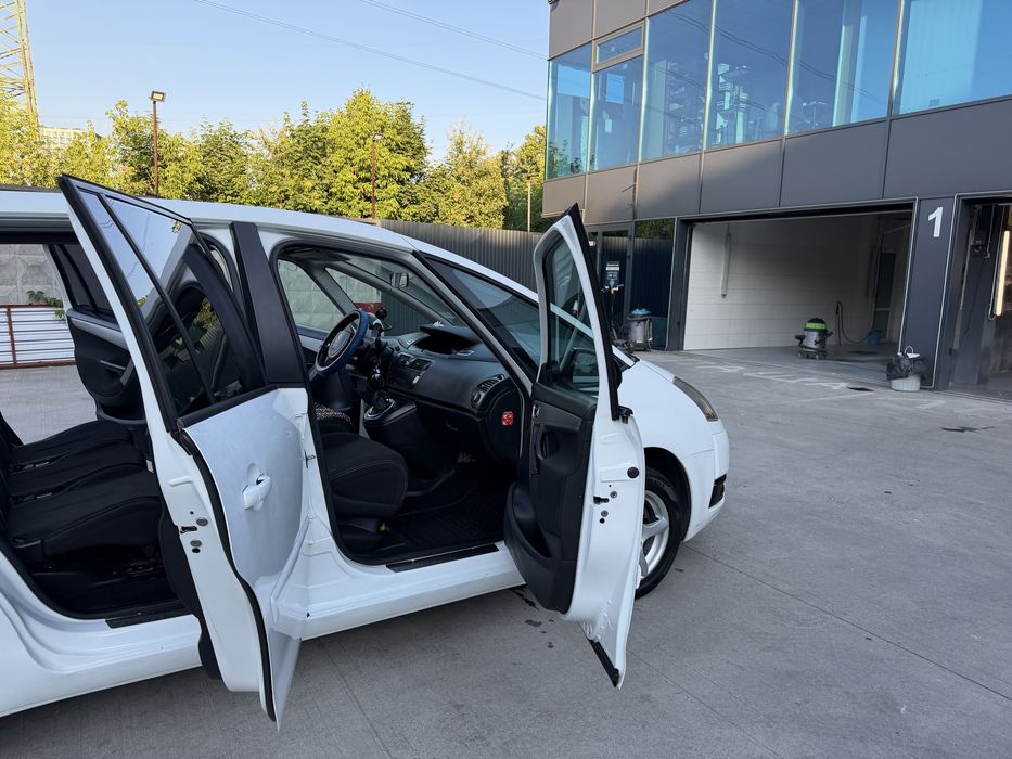 Продам семейный автомобиль