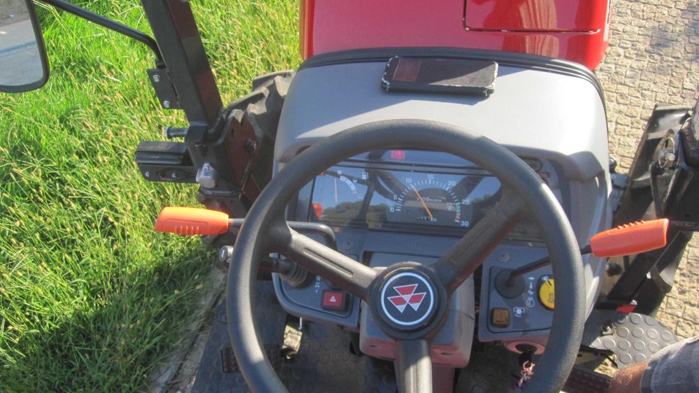 Vendo Trator Massey Ferguson 1529, com tração Smi-novo - 107 horas