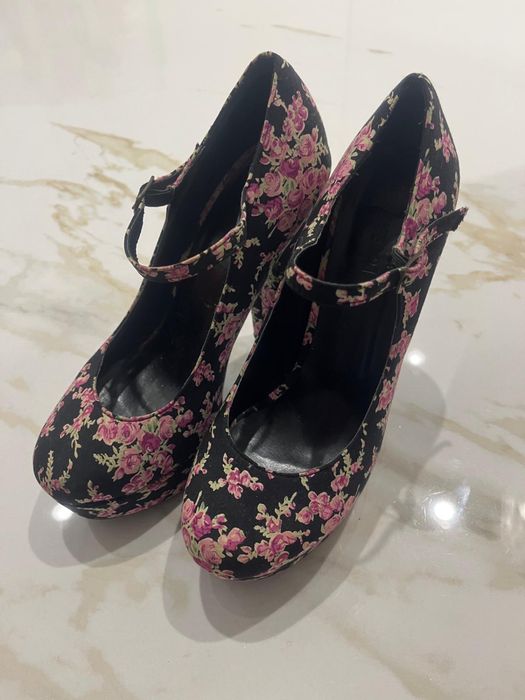 Sapatos de salto alto compensado