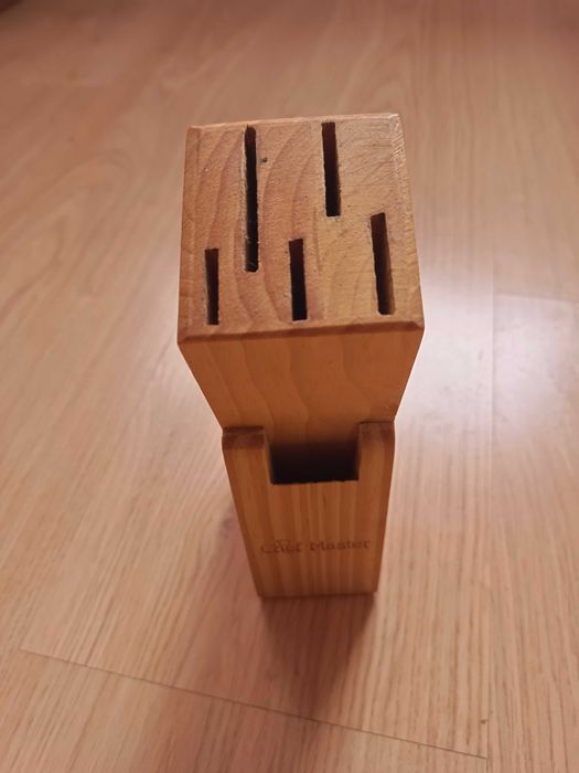 Stojak kuchenny na noże z jasnego drewna