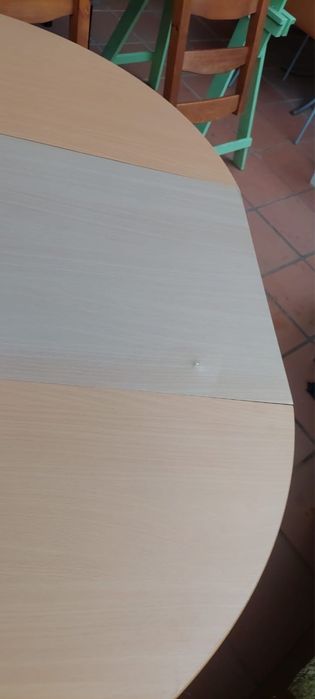 Mesa de apoio em metal e madeira