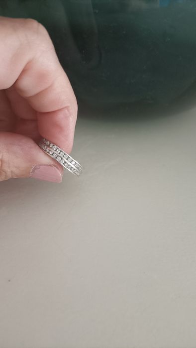 Aliança com zirconias a toda a volta.