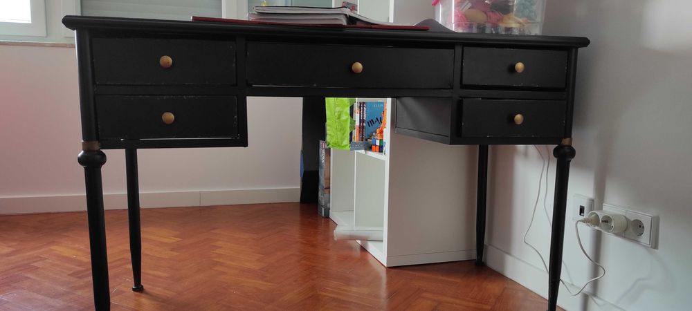 Secretária metálica sem uso (era de stock de loja)