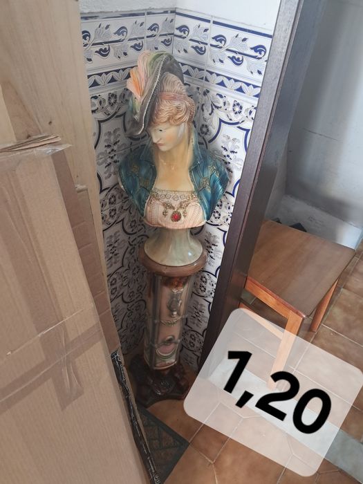 Estátua de mulher com suporte em louça