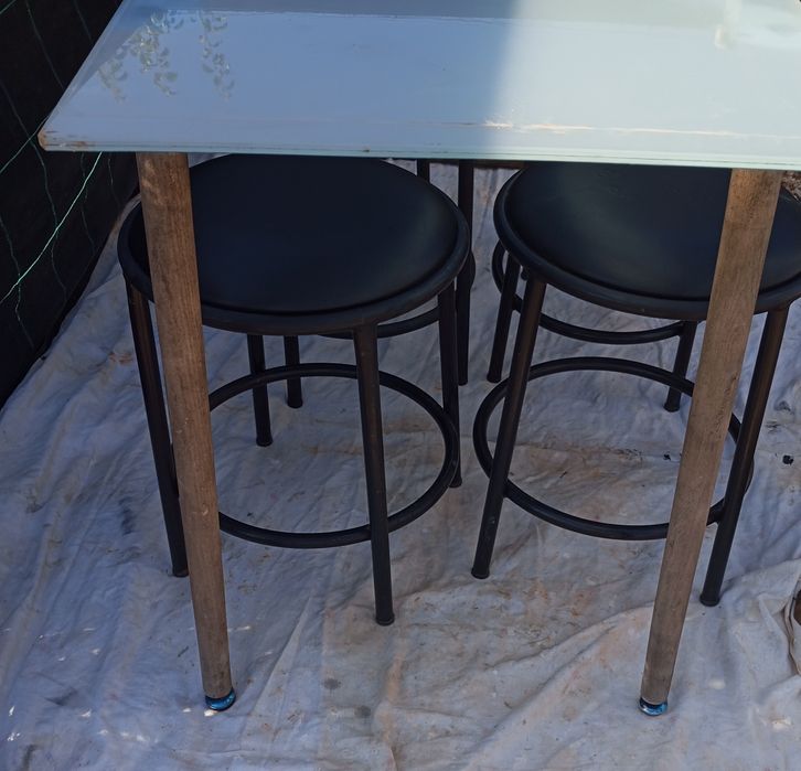 Conjunto de mesa e bancos de cozinha