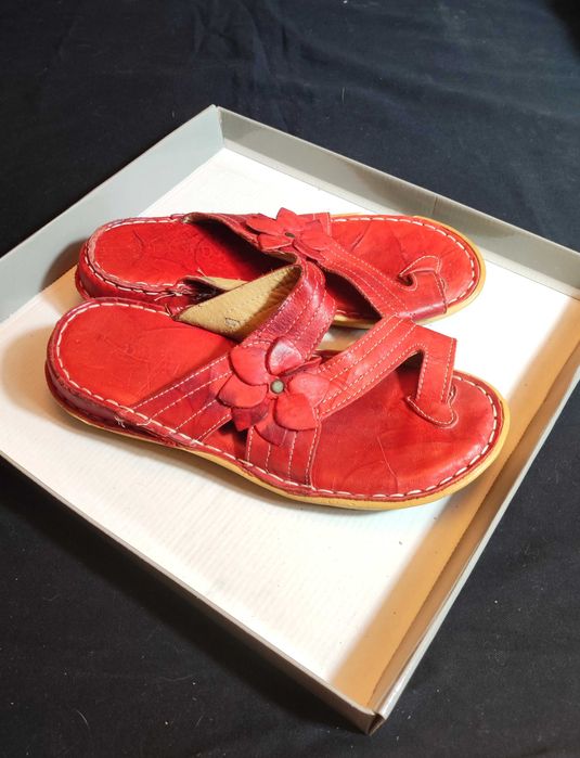 Prada skórzane czerwone japonki vintage z kwiatem • r. 39 • eleganckie