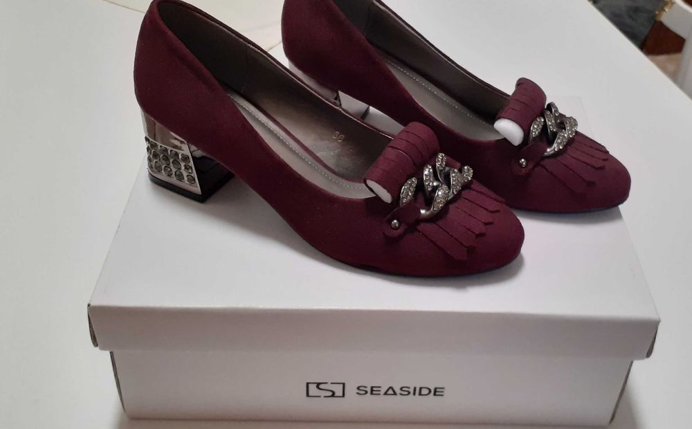 Sapatos Elegantes de Camurça c/ aplique de brilhantes