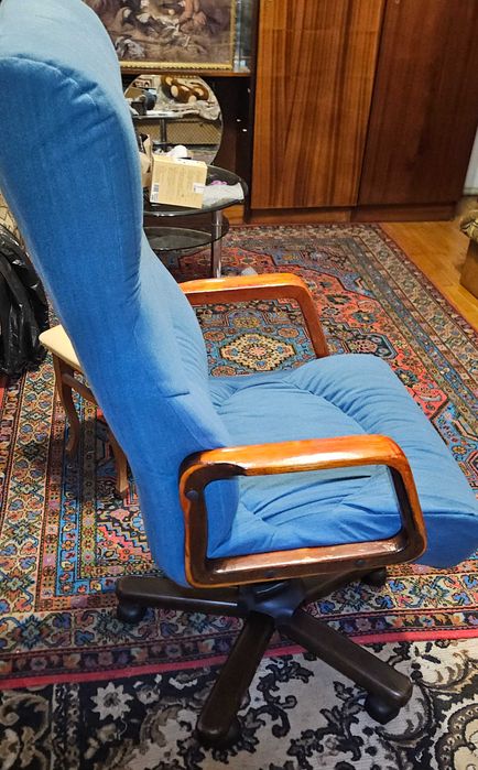 Офисное кресло с регулировкой высота и наклон