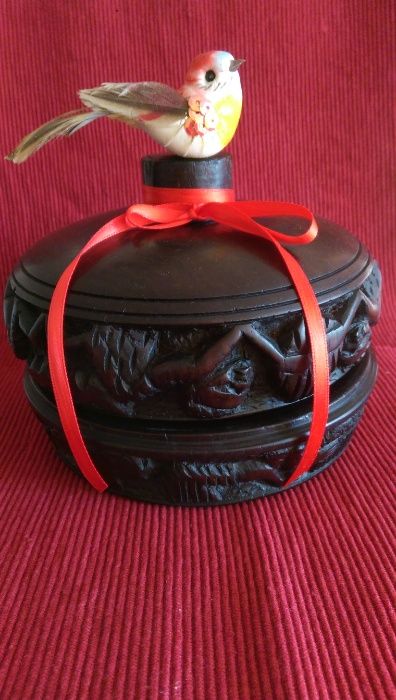 caixa antiga em madeira ricamente trabalhada portes grátis. C.R.