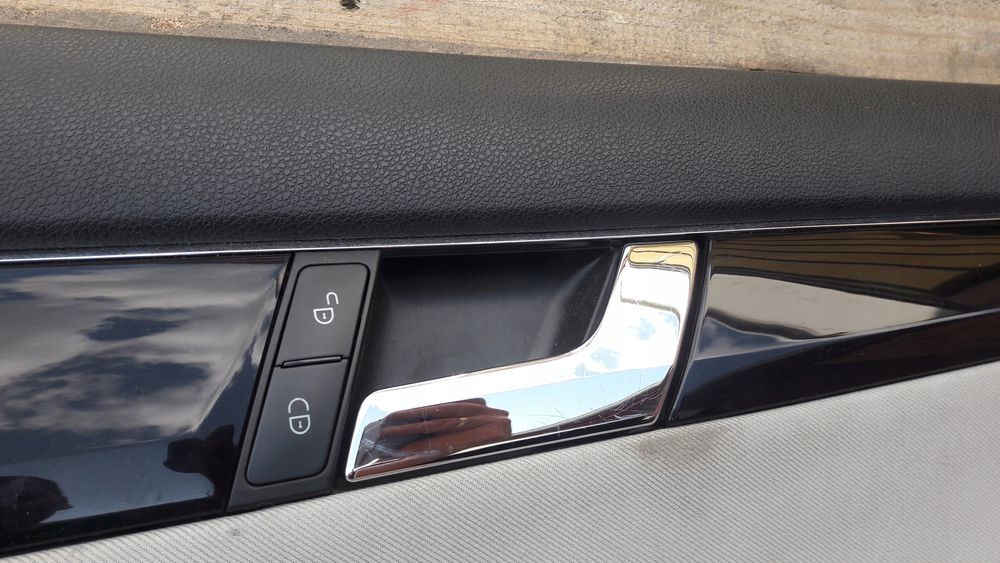 Mercedes W204 Boczek Tapicerka Prawy przód