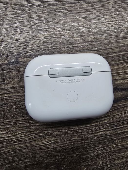 Продам зарядный футляр для Apple AirPods Pro