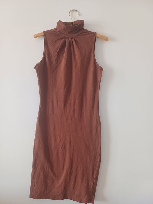 Brazowa sukienka z golfem