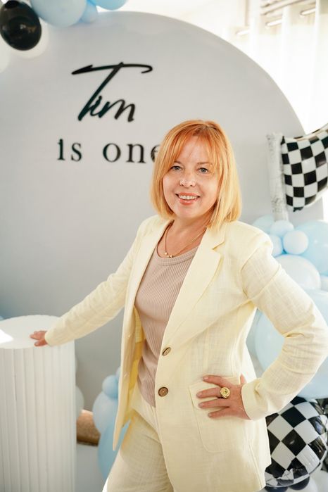 Ведуча свята на декілька годин.