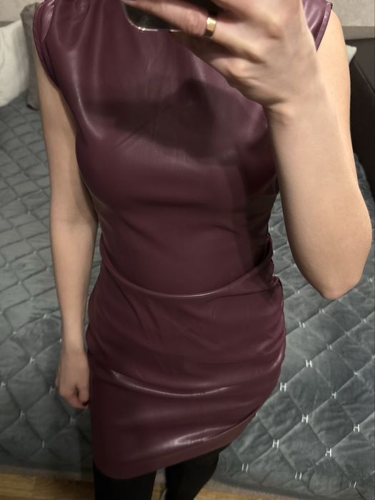 Платье кожаное,платье бордовое,плаиье открытие плечи