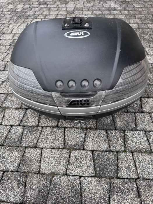 Kufer Givi z amatorskim adapterem do montażu