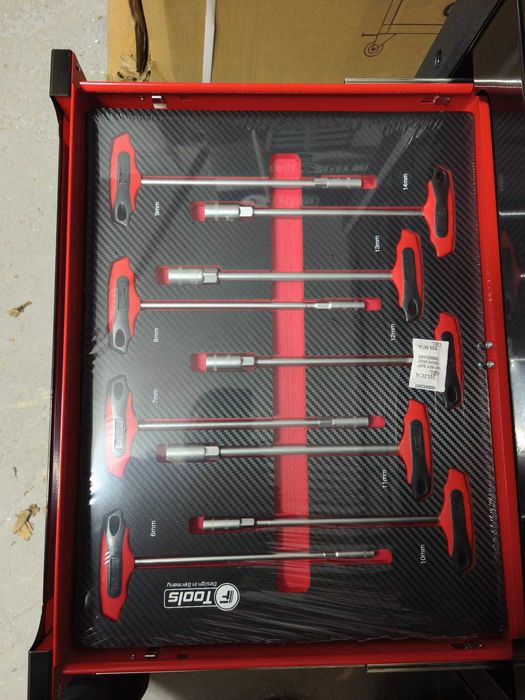 Carrinho de ferramentas com 12 gavetas 10 completas com ferramentas.