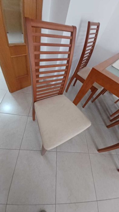 Mesa de sala de jantar com 6 cadeiras em ótimo estado de conservação