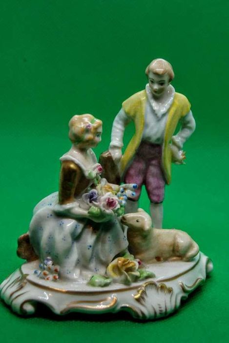 Estatueta casal romântico porcelana Artibus século XX