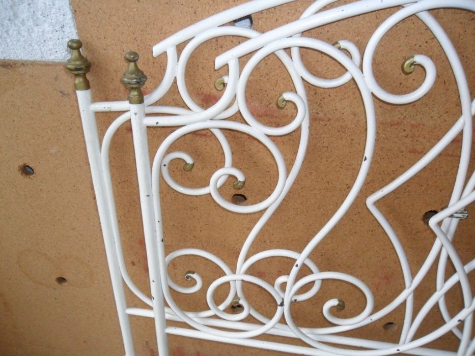 Vintage solid iron single bed64585191843201120